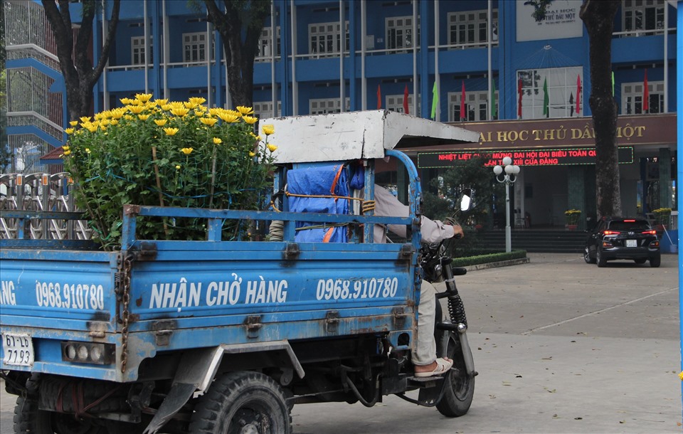 Xe chở hoa vào trường Đại học Thủ Dầu Một. Ảnh: Đình Trọng