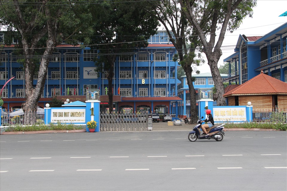 Cổng chính trường Đại học Thủ Dầu Một mở rộng sau gần 10 ngày phong tỏa cách ly. Ảnh: Đình Trọng