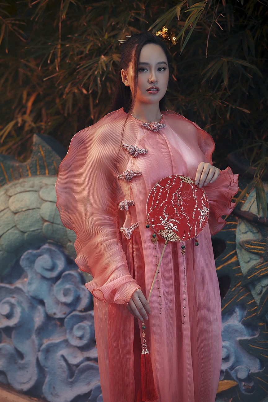 Diện loạt trang phục áo dài cổ truyền, Mai Phương Thuý đẹp hút hồn với cách phục sức tựa như một mỹ nhân cổ trang trong bộ ảnh Tết.