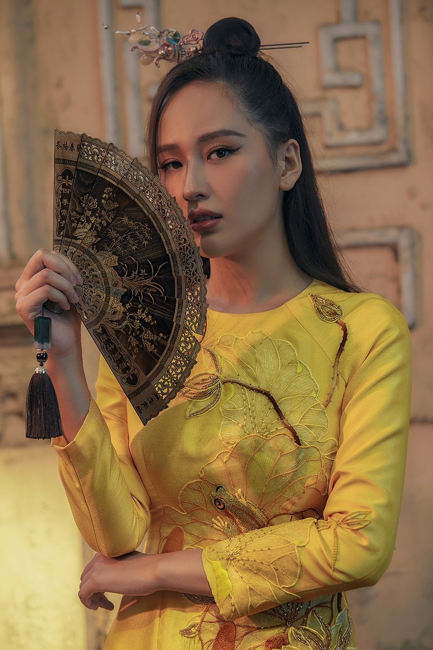 Nhiều fans còn dành cho Mai Phương Thuý lời khen đẹp tựa như 'cô cô' trong bộ ảnh Tết đậm chất liêu trai này.