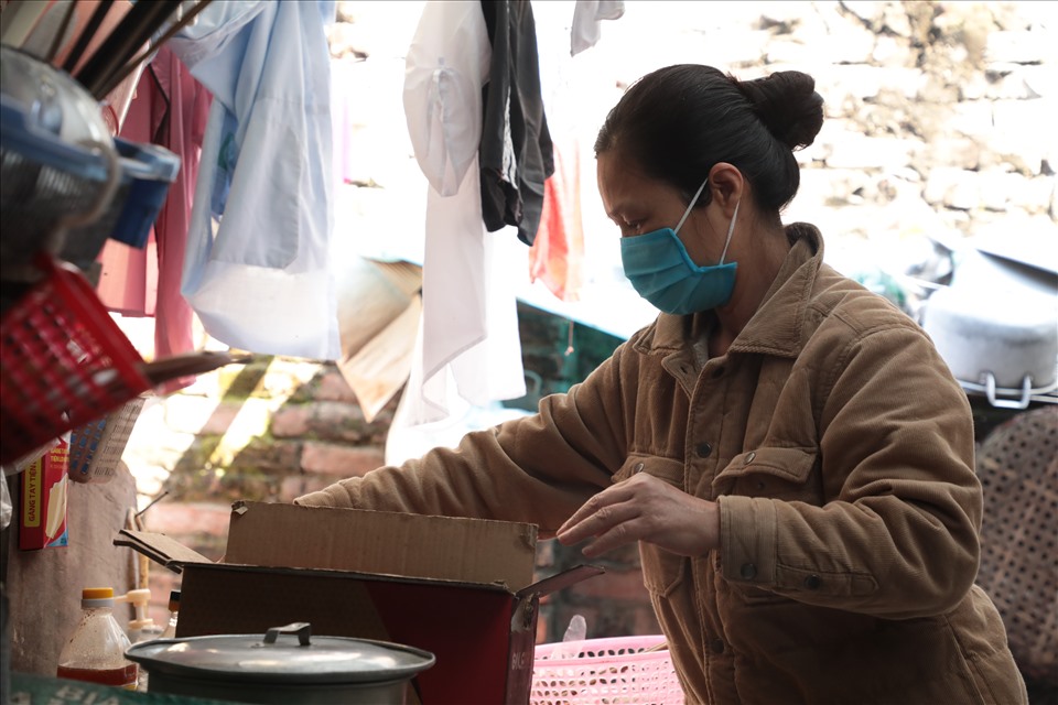 29 Tết, bà Mai Thị Hường (Thanh Hoá) đang cặm cụi luộc su hào, cà rốt và bóc một chiếc giò mua sẵn để 2 vợ chồng ăn trưa. Chồng bà vừa thực hiện chạy thận vào sáng nay nên vẫn còn đang yếu, chưa thể phụ vợ nấu nướng.