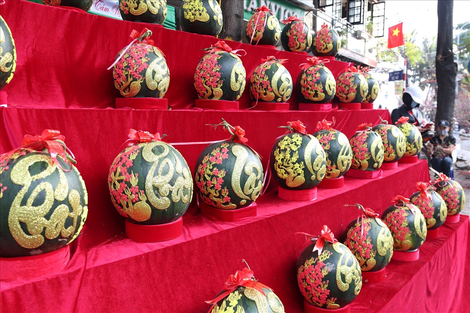 Những quả dưa hấu dùng để trang trí dịp Tết được bày bán tại nhiều điểm trên đường Lạc Long Quân (Tây Hồ, Hà Nội)