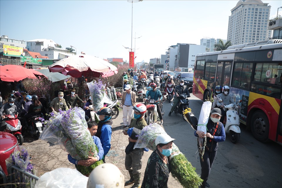 Đường vào chợ hoa Quảng Bá ùn ứ một đoạn dài do lượng người vào chợ tăng đột biến so với ngày thường.