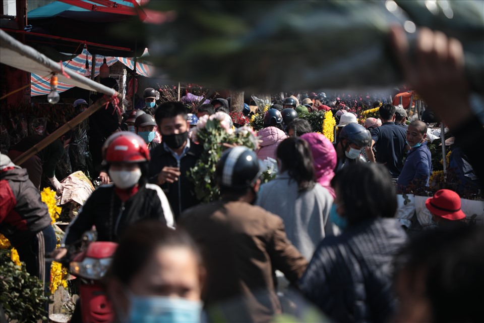 Dòng người đổ về chợ hoa Quảng Bá để sắm hoa cho dịp Tết Tân Sửu 2021.