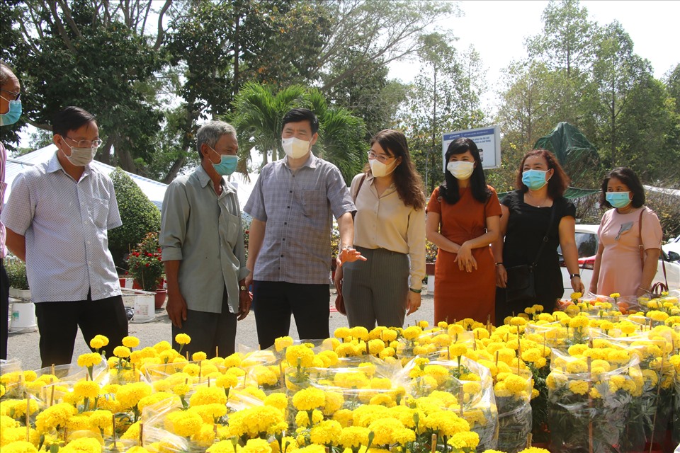Ông Phạm Thiện Nghĩa (thứ 3 từ trái sang) cùng đại diện các ban ngành khảo sát chợ hoa Tết Tân Sửu tại TP Cao Lãnh. Ảnh: Lục Tùng
