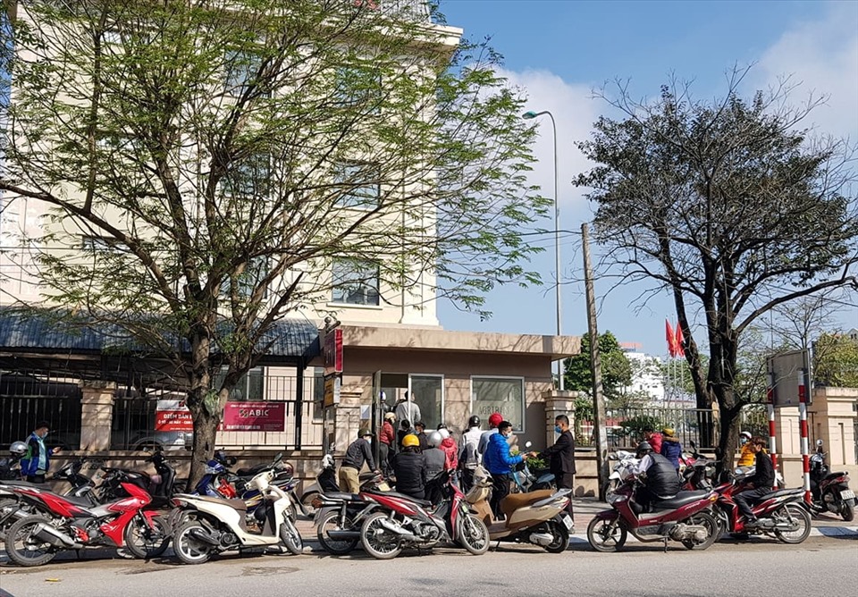 Tại khu vực huyện Thuận Thành, Bắc Ninh, nhiều người xếp hàng chờ rút tiền tại ATM của Agribank.