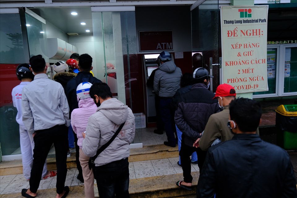 Hàng dài công nhân xếp hàng để rút tiền tại ATM ở khu công nghiệp Thăng Long