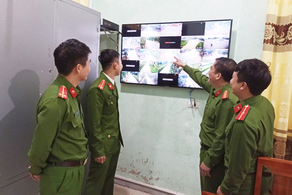 Công an xã Tân Lâm Hương xem lại những hình ảnh thu được từ camera an ninh kết nối về phòng làm việc của đơn vị mình. Ảnh: TT.