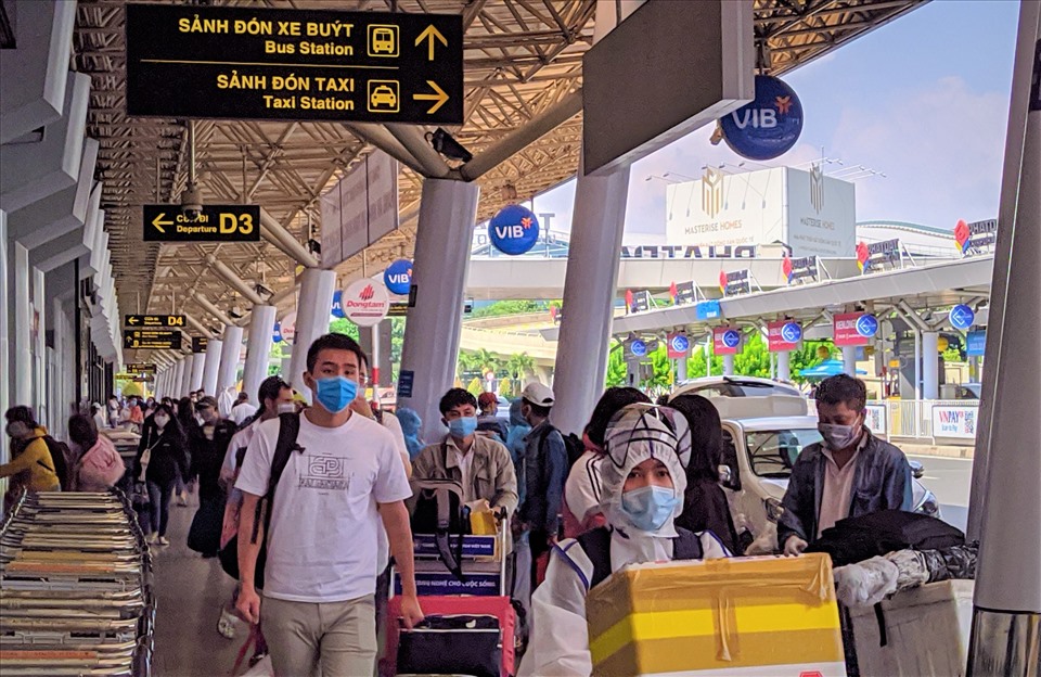 Ngày 10.2 (tức ngày 27 tháng Chạp), tại sân bay Tân Sơn Nhất, rất đông người dân mang đồ đạc lỉnh kỉnh, xếp hàng dài chờ về quê đón Tết.