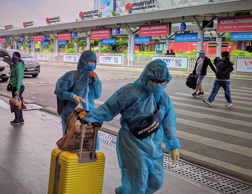 Sau khi xuất hiện các ca nhiễm COVID-19 trong cộng đồng vào thời điểm sát Tết Tân Sửu 2021, nhiều người ở Thành phố Hồ Chí Minh đã tranh thủ về quê ăn Tết vì lo sợ diễn biến phức tạp của dịch
