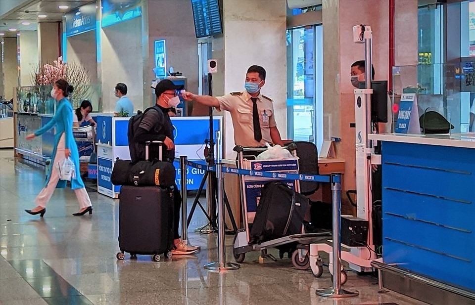 Dip này, Sân bay Tân Sơn Nhất đẩy mạnh các biện pháp phòng dịch như khử khuẩn tay, đo thân nhiệt tất cả hành khách