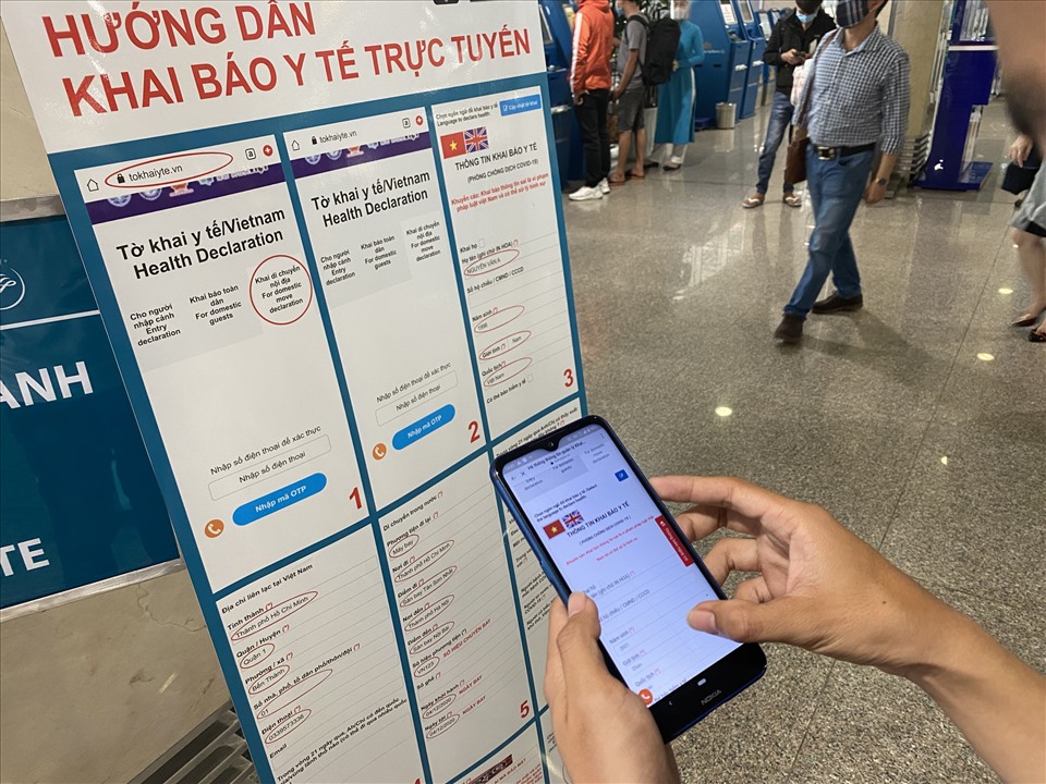Trước khi làm thủ tục các hành khách phải thực hiện khai báo y tế online, thông qua banner chỉ dẫn chi tiết.