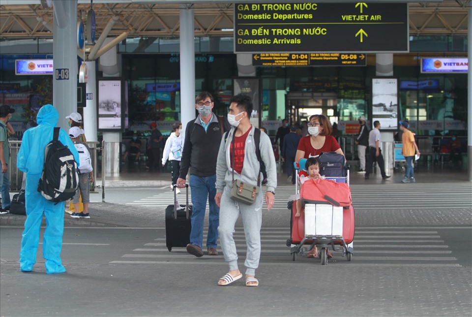 Theo thống kê từ Cảng hàng không Tân Sơn Nhất, năm nay, lượng khách đi/đến sân bay này dịp Tết giảm gần 30% so với cùng kỳ năm trước 2020 do dịch COVID-19 diễn biến phức tạp, do vậy làm ảnh hưởng đến việc đi lại của người dân.