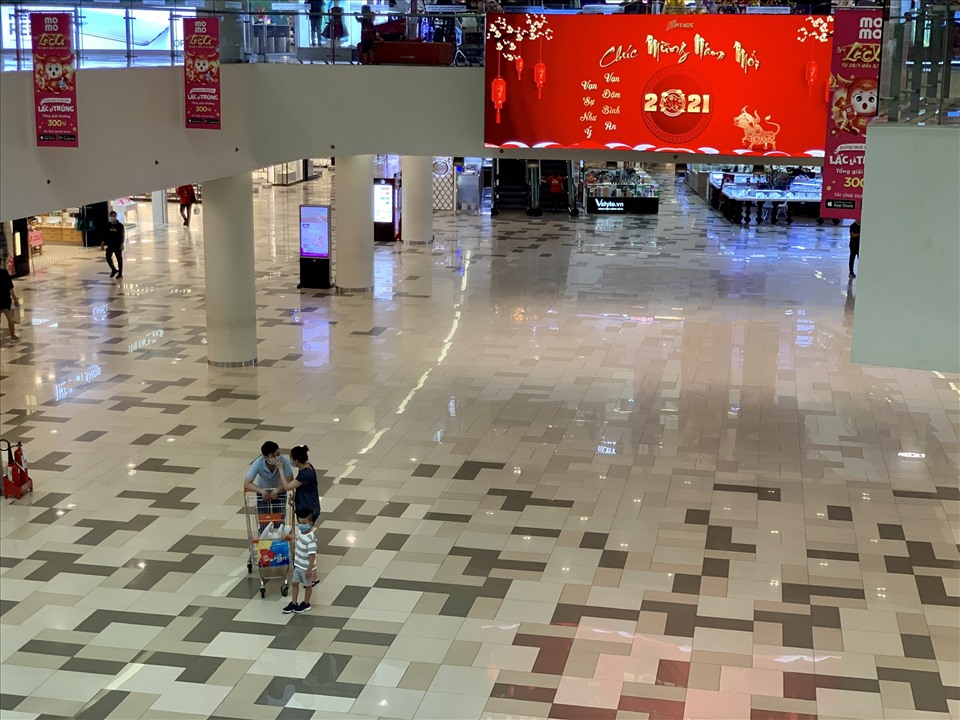 Theo ghi nhận của phóng viên, trong chiều ngày 29 Tết Sửu, các trung tâm thương mại lớn tại trung tâm như SC Vivo City, Crescent Mall, Vincom Center, Saigon Center... ở TPHCM vắng vẻ lạ thường.
