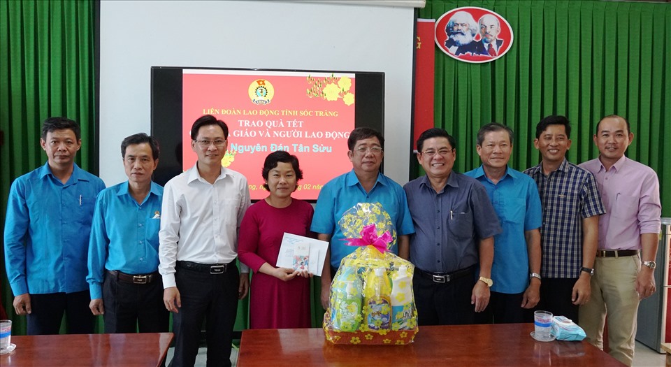 Lãnh đạo LĐLĐ tỉnh và Sở GD&ĐT trao quà cho cô Huỳnh Ngọc Nữ. Ảnh: Anh Khoa