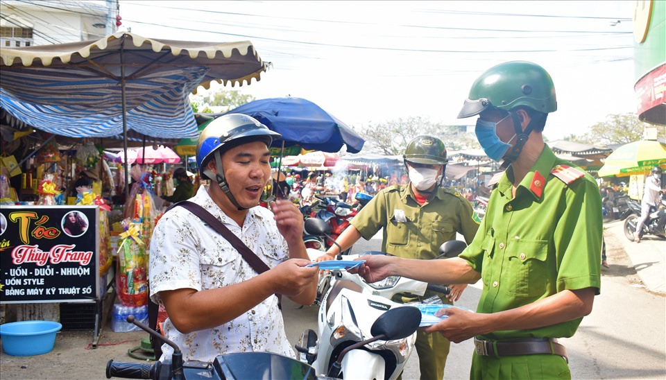 Lực lượng công an xã Quốc Thái (huyện An Phú, tỉnh An Giang) tuần tra nhắc nhở người dân đeo khẩu trang khi đi ra đường và thực hiện 5K theo khuyến cáo của Bộ Y tế. Ảnh: Thành Nhân
