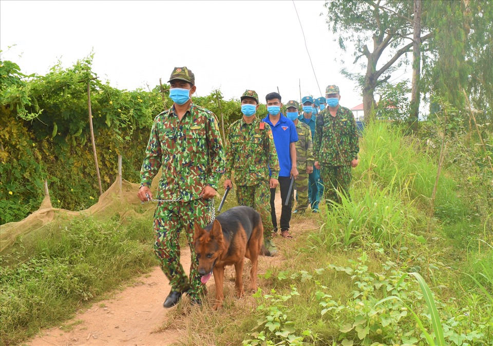 Tổ công tác của Đồn Biên phòng xã Phú Hữu đi tuần tra biên giới. Ảnh: Thành Nhân