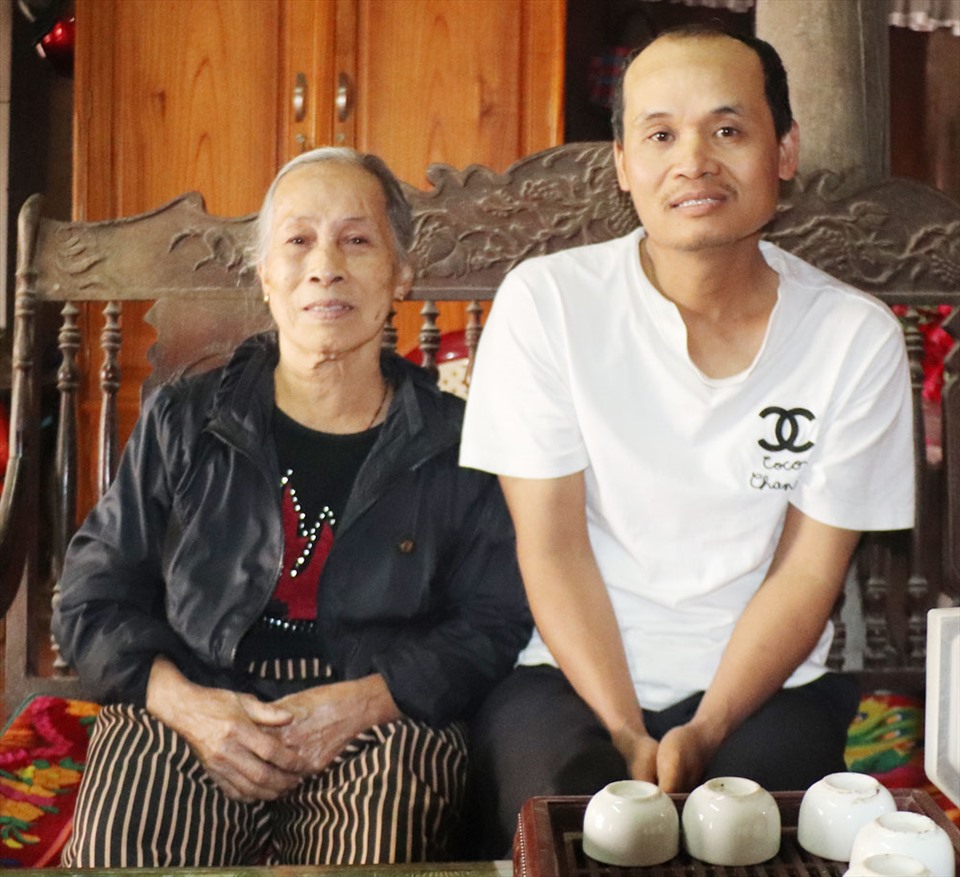 Anh Nguyễn Văn Thuỵ sống cùng bố mẹ gần 80 tuổi trong căn nhà cấp 4 cũ. Ảnh: Báo Bắc Giang