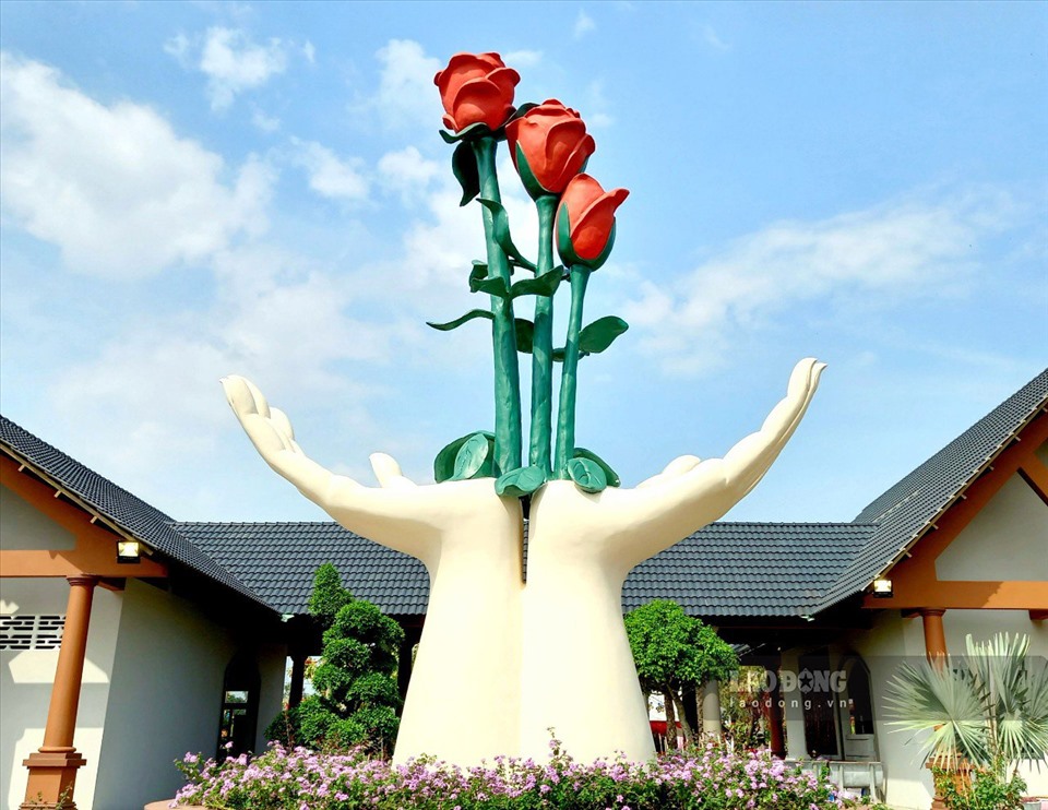 Vườn hồng Tư Tôn từng được biết đến là một địa điểm nổi tiếng ở làng hoa Sa Đéc. Năm nay để phục vụ nhu cầu Tết, nơi đây được phục dựng lại gắn với tham quan du lịch nhằm mang đến màu sắc xuân cho du khách. Hoa hồng chính là biểu tượng, nét đặc trưng mang thương hiệu vườn hồng Tư Tôn.