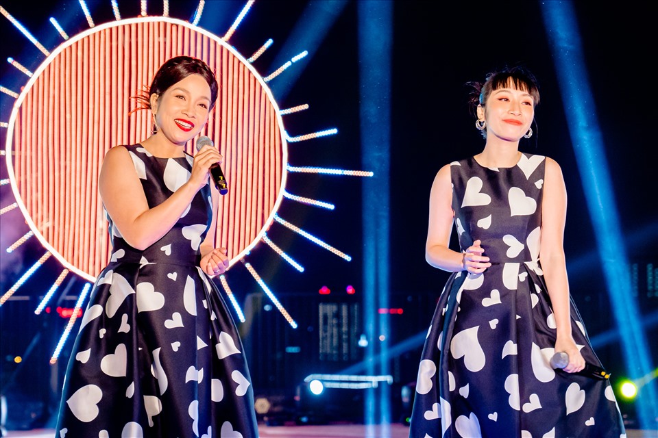 Nữ ca sĩ Mỹ Linh có màn kết hợp ăn ý với con gái - Mỹ Anh trong chương trình. Ảnh: VTV.