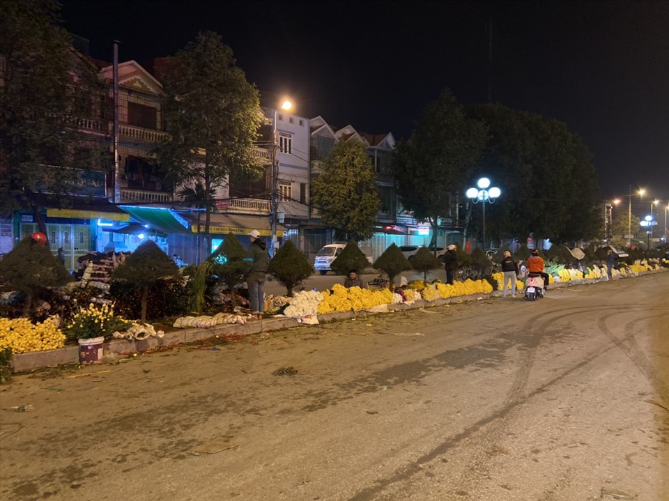 Đêm ngày 29 Tết, khu vực chợ hoa của thành phố Thanh Hoá vẫn khá sôi động với rất nhiều tiểu thương đang tất bật chuẩn bị hàng hoà cho buổi sáng cuối cùng của năm Canh Tý 2020.