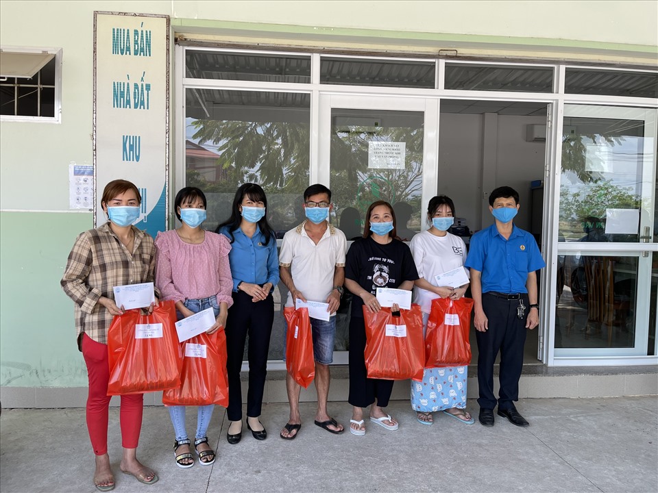 Công đoàn Khu kinh tế tỉnh tặng quà cho chị em đoàn viên, công nhân, lao động tại nhà trọ không về quê đón Tết.