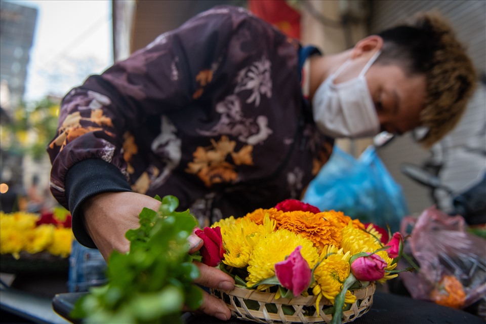 Ở khu chợ, các tiểu thương còn sáng tạo thêm các lẵng hoa nhỏ để bày bán, kiếm thêm thu nhập dịp cận Tết.