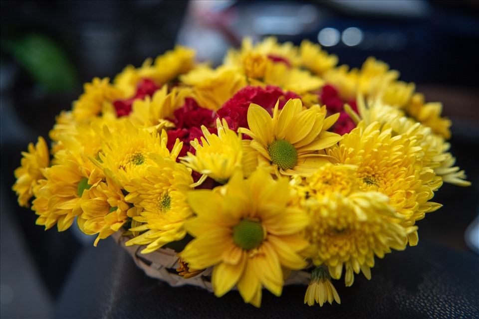 Ở khu chợ, các tiểu thương còn sáng tạo thêm các lẵng hoa nhỏ để bày bán, kiếm thêm thu nhập dịp cận Tết.
