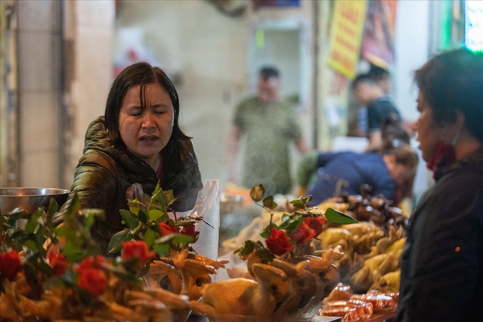 Tại góc phố Gia Ngư hàng chục năm nay có một số tiệm kinh doanh gà luộc, xôi gấc nổi tiếng khắp Hà Nội.