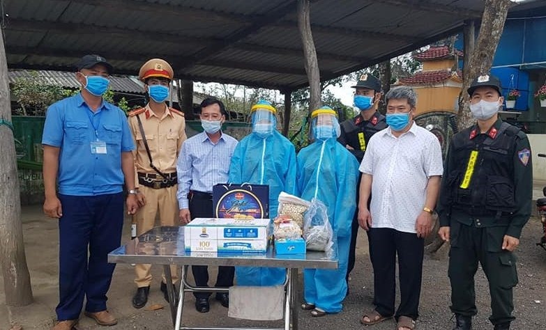 Công đoàn ngành Y tế tỉnh Quảng Trị tặng quà động viên cho đoàn viên công đoàn làm nhiệm vụ phòng dịch COVID-19. Ảnh: MT.