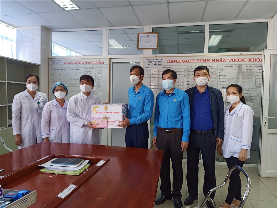 Lãnh đạo Liên đoàn Lao động tỉnh tặng quà Tết cho cán bộ, nhân viên trực Tết tại Bệnh viện Bệnh nhiệt đới tỉnh. Ảnh DT