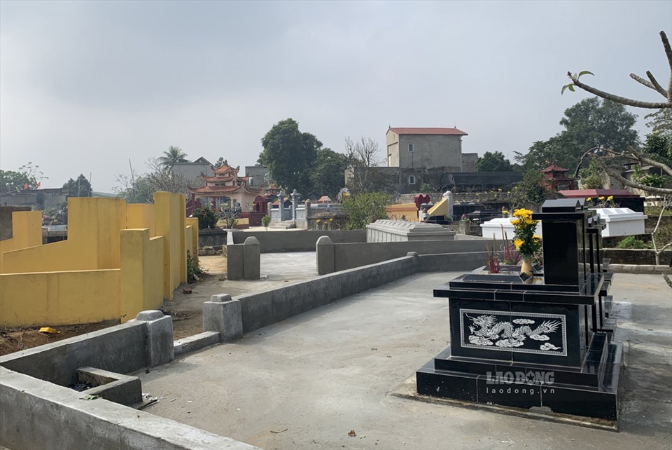 Không gian nghĩa trang tại xã Quảng Giao, huyện Quảng Xương, tỉnh Thanh Hoá được dọn quang sạch sẽ dịp đón năm mới.