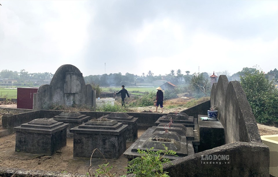 Thăm viếng phần mộ đã trở thành một nét truyền thống, đặc trưng riêng của người Việt mỗi khi Tết đến. Bởi vậy, dù đi xa nhưng mỗi người dân Việt Nam đều dành thời gian trở về quê hương để thăm viếng những người đã khuất.