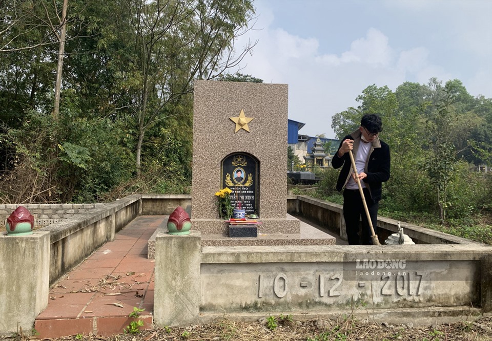 Hằng năm, cứ từ khoảng 20 tháng Chạp đến chiều 30 Tết, mỗi gia đình Việt Nam lại thực hiện lễ nghi tảo mộ.