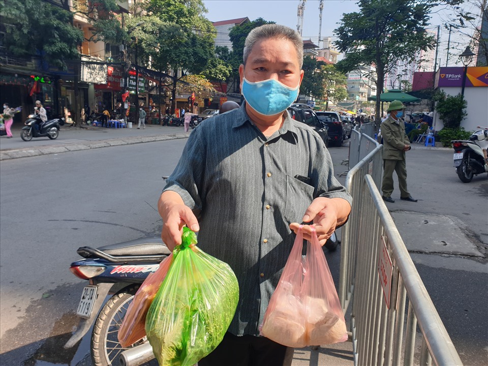 Ông Trần Xuân Cường gửi đồ vào cho con trai.