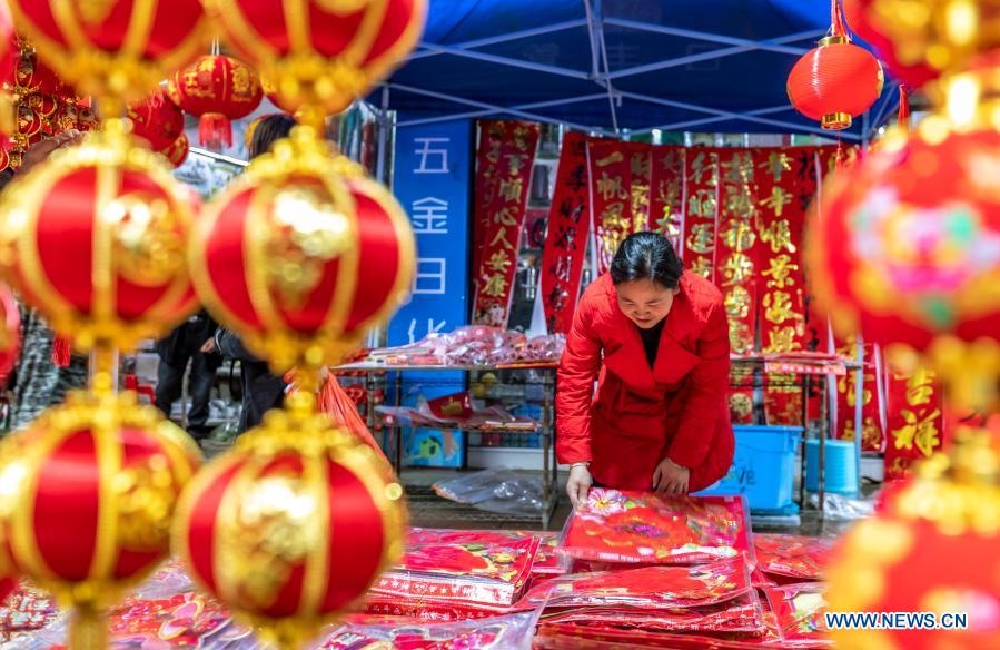 Trước thềm năm mới, người dân ở Trung Quốc và nhiều nước Châu Á thường trang hoàng nhà cửa. Ảnh: Tân Hoa Xã.