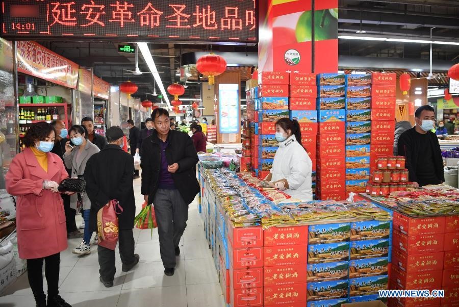 Người dân ở Diên An đi mua sắm trước Tết Nguyên đán. Ảnh: Tân Hoa Xã.