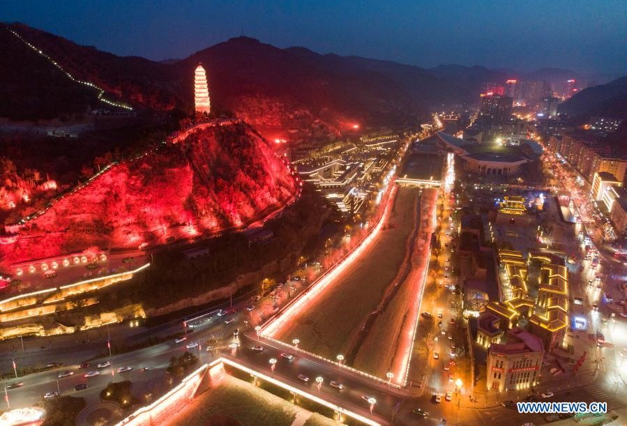 Thành phố Diên An lấp lánh ánh đèn ở tỉnh Thiểm Tây phía tây bắc Trung Quốc trước thềm Tết Nguyên đán. Ảnh: Tân Hoa Xã.