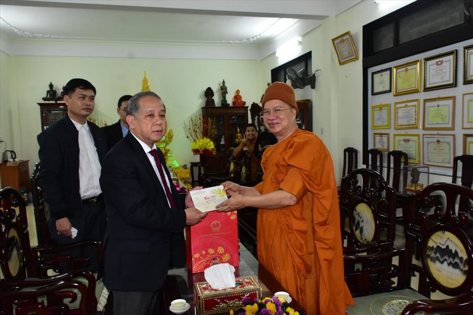 Chủ tịch UBND tỉnh Phan Ngọc Thọ tặng quà tết Nghệ nhân Nhân dân Thích Tuệ Tâm. ẢNh: TB.
