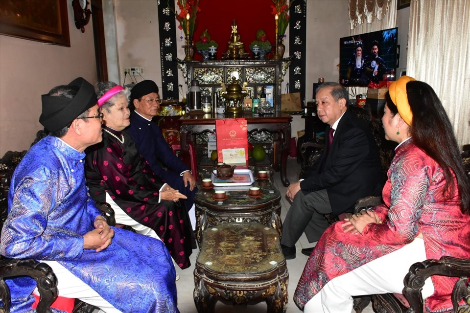 Chủ tịch UBND tỉnh thăm hỏi, chúc tết gia đình Nghệ nhân ưu tú Tôn Nữ Thị Hà . ẢNh: TB.