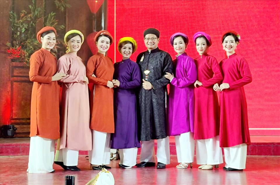 Cán bộ Sở Văn hóa - Thể thao Thừa Thiên Huế mặc áo dài trong làm việc. Ảnh: PĐ.