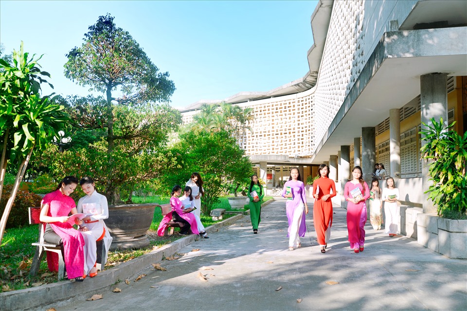 Sinh viên Trường Đại học Sư phạm Huế mặc áo dài lên giảng đường. Ảnh: PĐ.