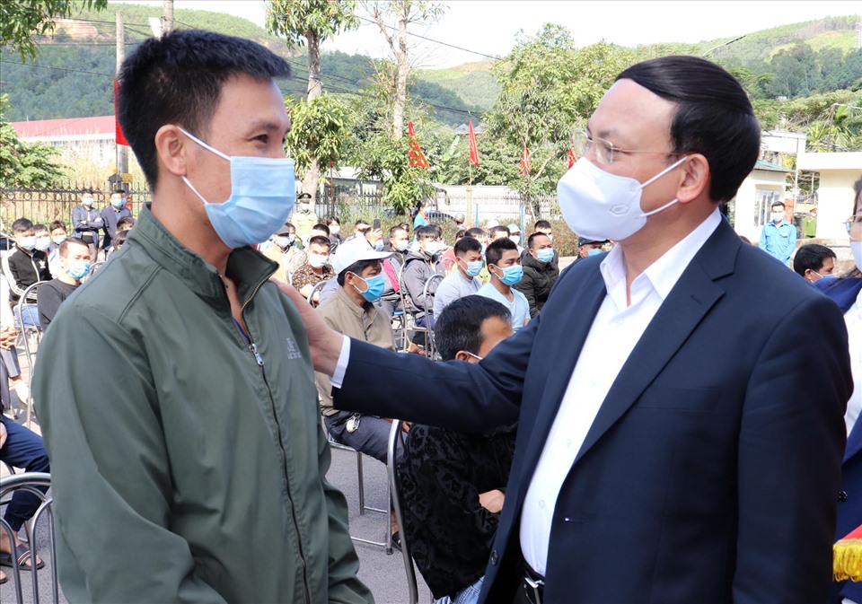 Đồng chí Bí thư Tỉnh ủy, Chủ tịch HĐND tỉnh động viên thợ mỏ Công ty Than Dương Huy ở lại Quảng Ninh ăn Tết. Ảnh: CTV Trúc Linh