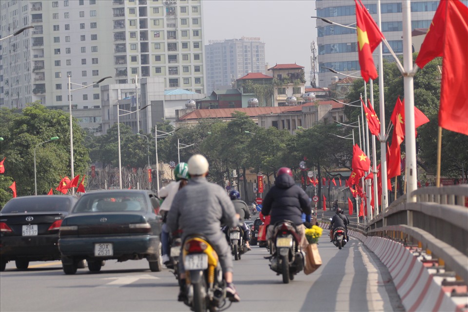Khu vực cầu vượt Trần Duy Hưng không đông đúc như thường ngày.