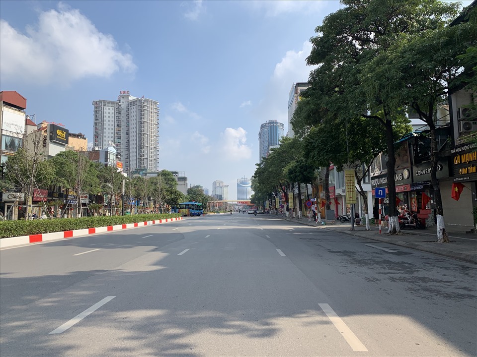 Tuyến đường Trần Duy Hưng có lúc còn không có bóng dáng của xe cộ.