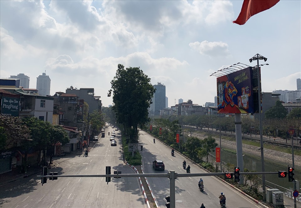 Các tuyến đường ở Hà Nội thưa thớt xe cộ trong ngày 30 Tết. Ảnh:V.Đ