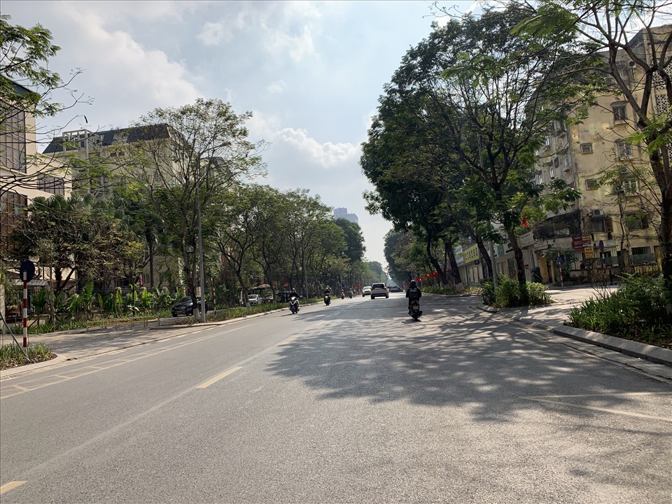 Tình trạng vắng vẻ cũng xuất hiện ở khu vực đường Huỳnh Thúc Kháng và đường Tông Đức Thắng.