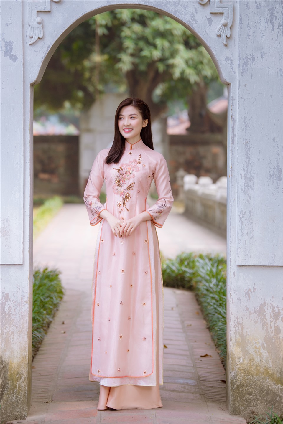 Lương Thanh đã không quên đánh dấu năm 2020 bằng bộ hình chụp với áo dài truyền thống của người Việt Nam. Ảnh: Vũ Toàn.