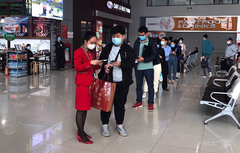 Do sân bay đông khách trong những ngày giáp tết nên nhân viên Vietjet tận tình hướng dẫn hành khách các bước làm thủ tục (ảnh: Việt Lê)