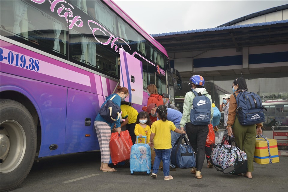 Chuyến xe cuối năm với nhiều cảm xúc khi là hành khách bận rộn đến sát Tết mới khởi hành về quê
